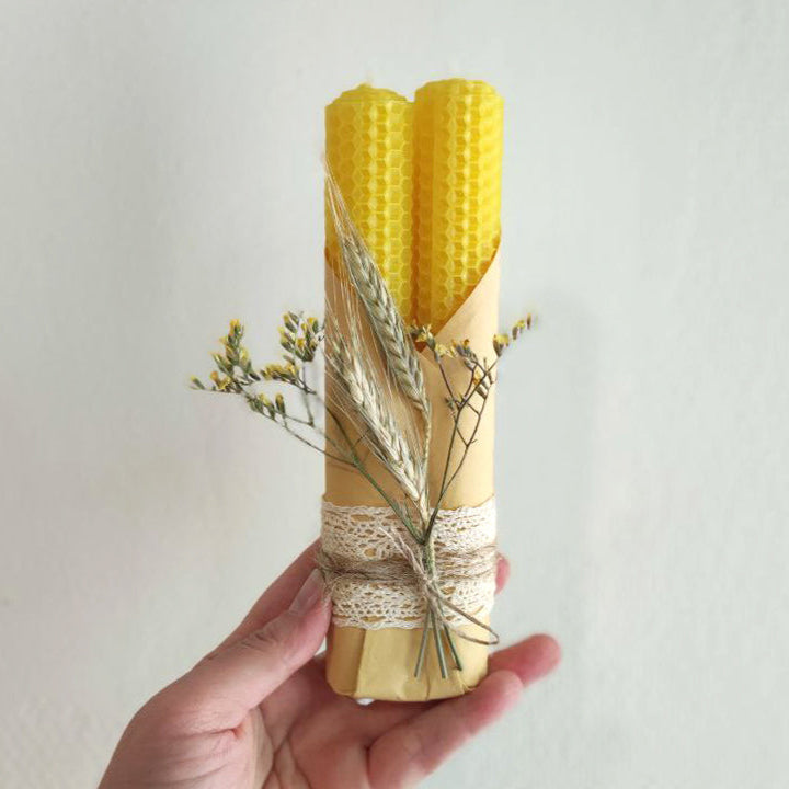 đŻď¸ Luonnonvalo â mehiläisvahakynttilät kuivakukkakoristeilla (2 kpl)