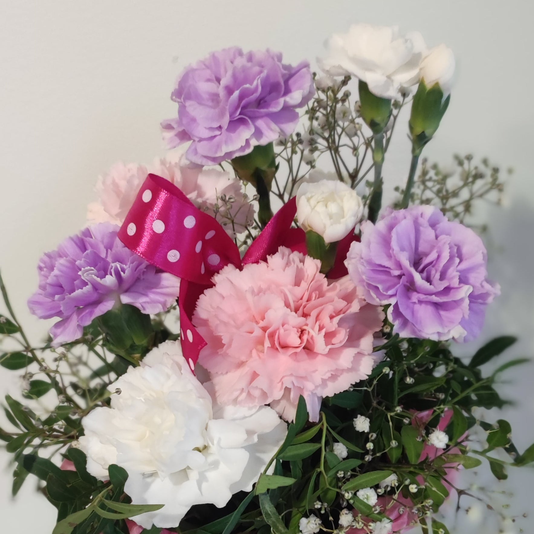 Ihastuttava kukka-asetelma kirkkaan vaaleanpunaisessa ruukussa 🌸💖