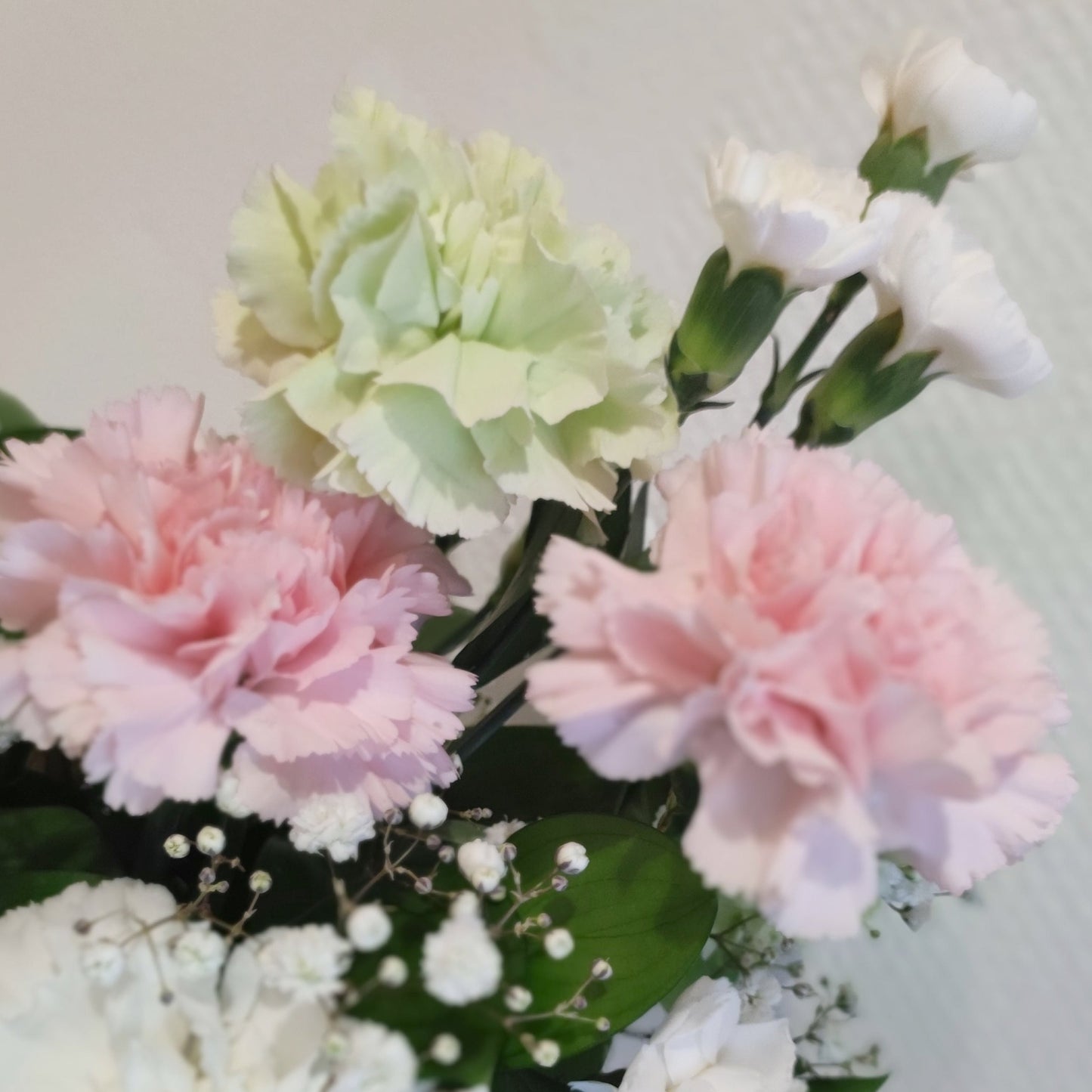 Ihastuttava kukka-asetelma vaaleanpunaisessa ruukussa 🌸💕