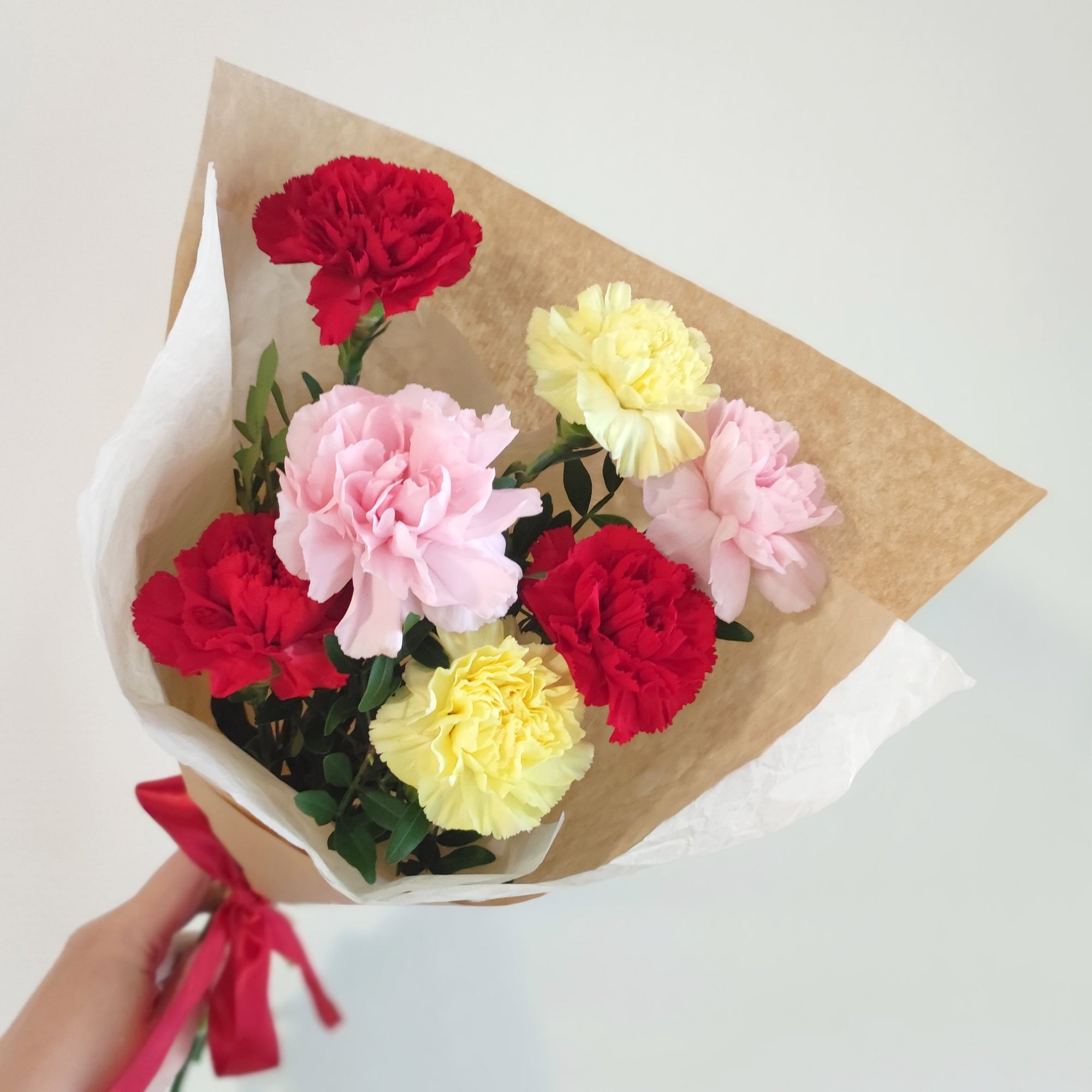 Pieni ilo – 7 värikästä neilikkaa ja sesongin vihreää 🌼🌿

Tämä pieni mutta pirteä kimppu tuo iloa ja väriä arkeen tai juhlaan. Kimppu koostuu seitsemästä kirkkaanvärisestä neilikasta ja tuoreesta kauden vihreästä, jotka yhdessä muodostavat iloisen ja raikkaan kokonaisuuden.

💐 Sopii loistavasti pieneksi lahjaksi, kiitokseksi tai ilahduttamaan itseä
🌿 Värisävyt ja vihreät saattavat vaihdella sesongin mukaan
📦 Kimppu pakataan kauniisti ja toimitetaan tuoreena

📍 Saatavilla myymälästämme Lahdessa tai toi