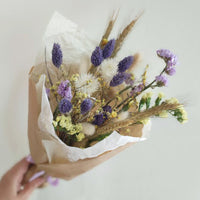 💜 Pieni kuivakukkakimppu – lilan sävyinen unelma
Herkkä ja ajaton pieni kuivakukkakimppu, jossa lilan, violetin ja keltaiseen sävyt sulautuvat pehmeästi yhteen. Täydellinen sisustukseen, lahjaksi tai vaikka pöydälle piristämään arkea.

✨ Kimppu on koottu huolella kestävistä kuivatuista kukista – kevyen romanttinen ja täysin allergiaystävällinen vaihtoehto.

💐 Sopii loistavasti:
– Pieneksi kiitoslahjaksi
– Hääkoristeeksi tai osaksi lahjapakkausta
– Kauniiksi yksityiskohdaksi kotiin tai mökille
