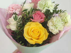 Raikas ja näyttävä kukkakimppu ruusuista, neilikasta ja vihreydestä 🌿🌸