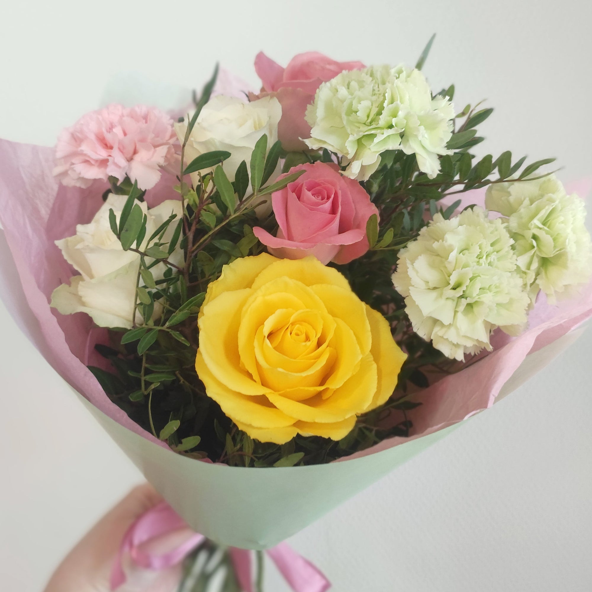 A cheerful and sparkling bouquet of roses | Pink and yellow roses