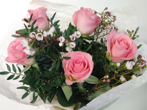 Herkän kaunis ruusukimppu | Vaaleanpunaiset ruusut, waxflower ja vihreys 🌸💚✨