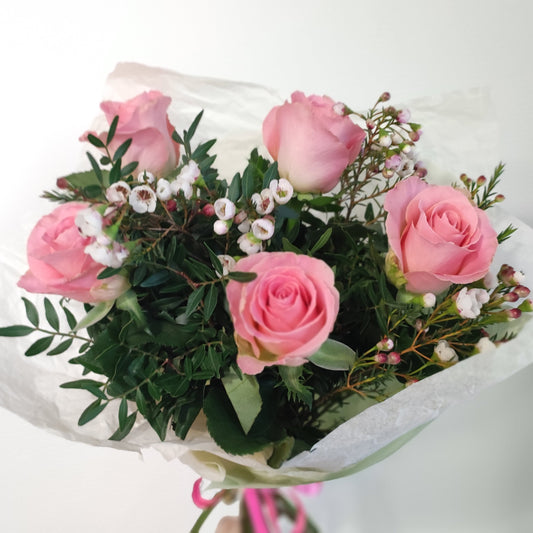 Herkän kaunis ruusukimppu | Vaaleanpunaiset ruusut, waxflower ja vihreys 🌸💚✨