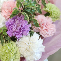 Hempeä ja värikäs neilikkakimppu | Tuoreet kukat Lahdessa, Suomessa