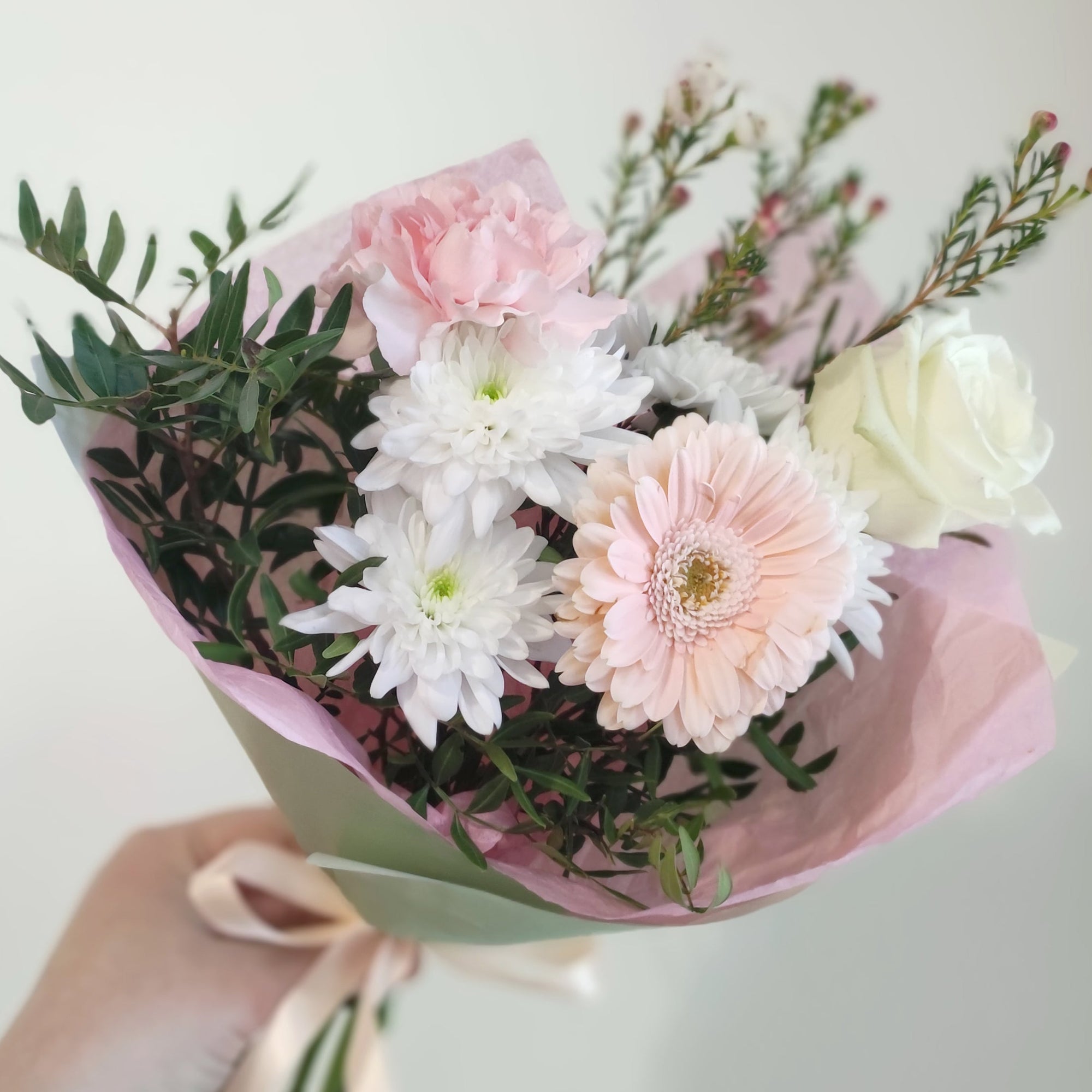 Herkän kaunis pastellikimppu | Gerbera, ruusu ja krysanteemi