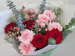 Romanttinen ja näyttävä kimppu – punaiset ruusut ja vaaleanpunaiset neilikat ❤️🌸