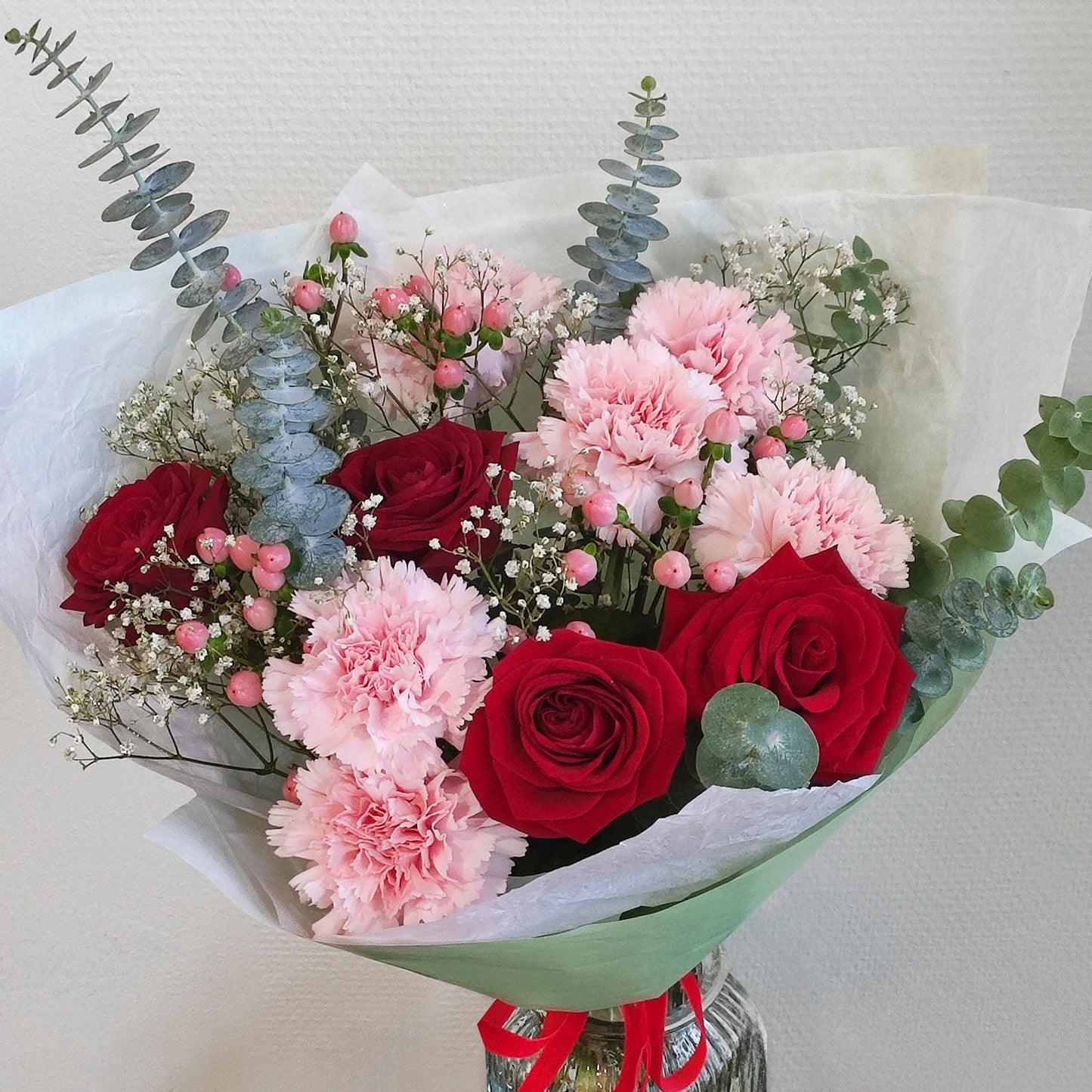 Romanttinen ja näyttävä kimppu – punaiset ruusut ja vaaleanpunaiset neilikat ❤️🌸