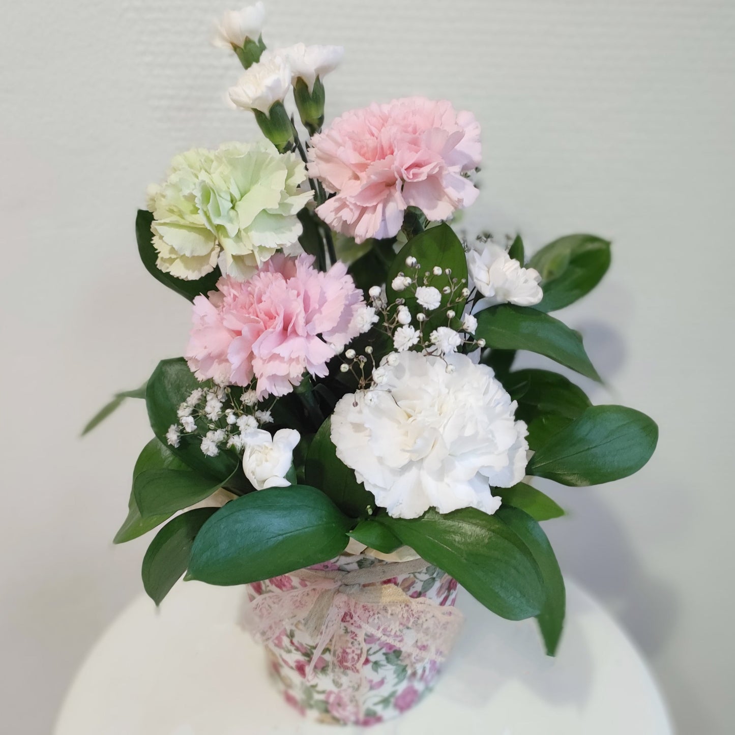 Ihastuttava kukka-asetelma vaaleanpunaisessa ruukussa 🌸💕