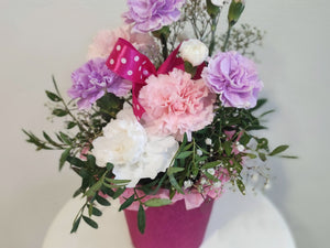 Ihastuttava kukka-asetelma kirkkaan vaaleanpunaisessa ruukussa 🌸💖