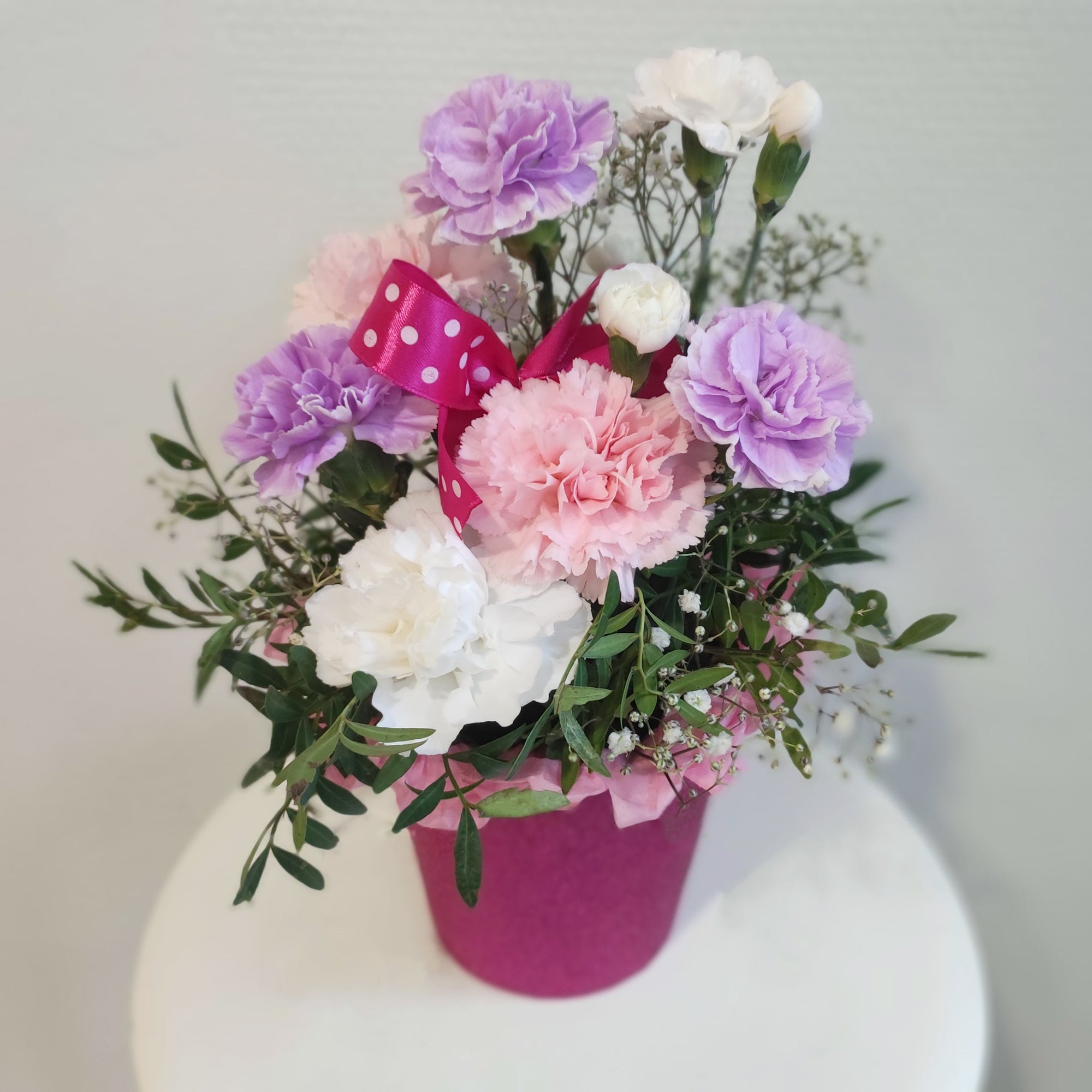 Ihastuttava kukka-asetelma kirkkaan vaaleanpunaisessa ruukussa 🌸💖