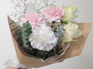 Suloinen ja herkkä kukkakimppu | Ruusut, neilikat ja vihreys