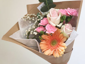 Suloinen ja eloisa pikkukimppu oransseista gerberoista, vaaleanpunaisista neilikoista ja ruusuista 🌿🌸🧡💗