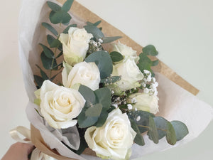 Pieni juhla – valkoisia ruusuja ja eukalyptusta 🤍🌿

Tämä pieni mutta tyylikäs kimppu on kuin hillitty juhlahetki kukkien muodossa. Valkoiset ruusut tuovat eleganssia ja puhtautta, ja raikas eukalyptus täydentää kokonaisuuden luonnollisella keveydellä ja hienostuneella tuoksulla.

🤍 Täydellinen lahja hääpäivään, kiitokseksi tai rauhalliseen hetkeen
🌿 Ajaton väriyhdistelmä ja selkeä muotoilu tekevät tästä kimpusta monikäyttöisen
📦 Kimppu pakataan huolella ja toimitetaan tuoreena

📍 Saatavilla myymälästä