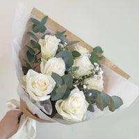 Pieni juhla – valkoisia ruusuja ja eukalyptusta 🤍🌿

Tämä pieni mutta tyylikäs kimppu on kuin hillitty juhlahetki kukkien muodossa. Valkoiset ruusut tuovat eleganssia ja puhtautta, ja raikas eukalyptus täydentää kokonaisuuden luonnollisella keveydellä ja hienostuneella tuoksulla.

🤍 Täydellinen lahja hääpäivään, kiitokseksi tai rauhalliseen hetkeen
🌿 Ajaton väriyhdistelmä ja selkeä muotoilu tekevät tästä kimpusta monikäyttöisen
📦 Kimppu pakataan huolella ja toimitetaan tuoreena

📍 Saatavilla myymälästä
