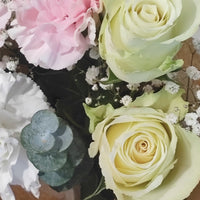 Valkoiset ruusut, valeapunaiset neilikkat, lahja kukkakimppu. Kukkakauppa Lahti