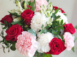 ✨ Ylellinen ja näyttävä kukkakimppu ✨