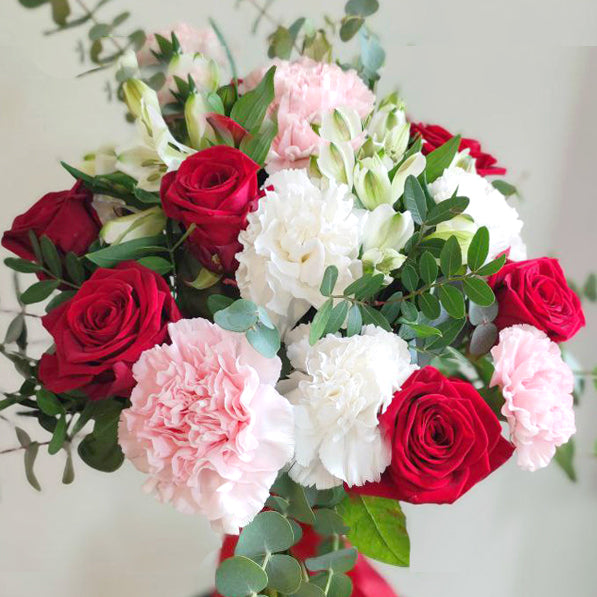 ✨ Ylellinen ja näyttävä kukkakimppu ✨