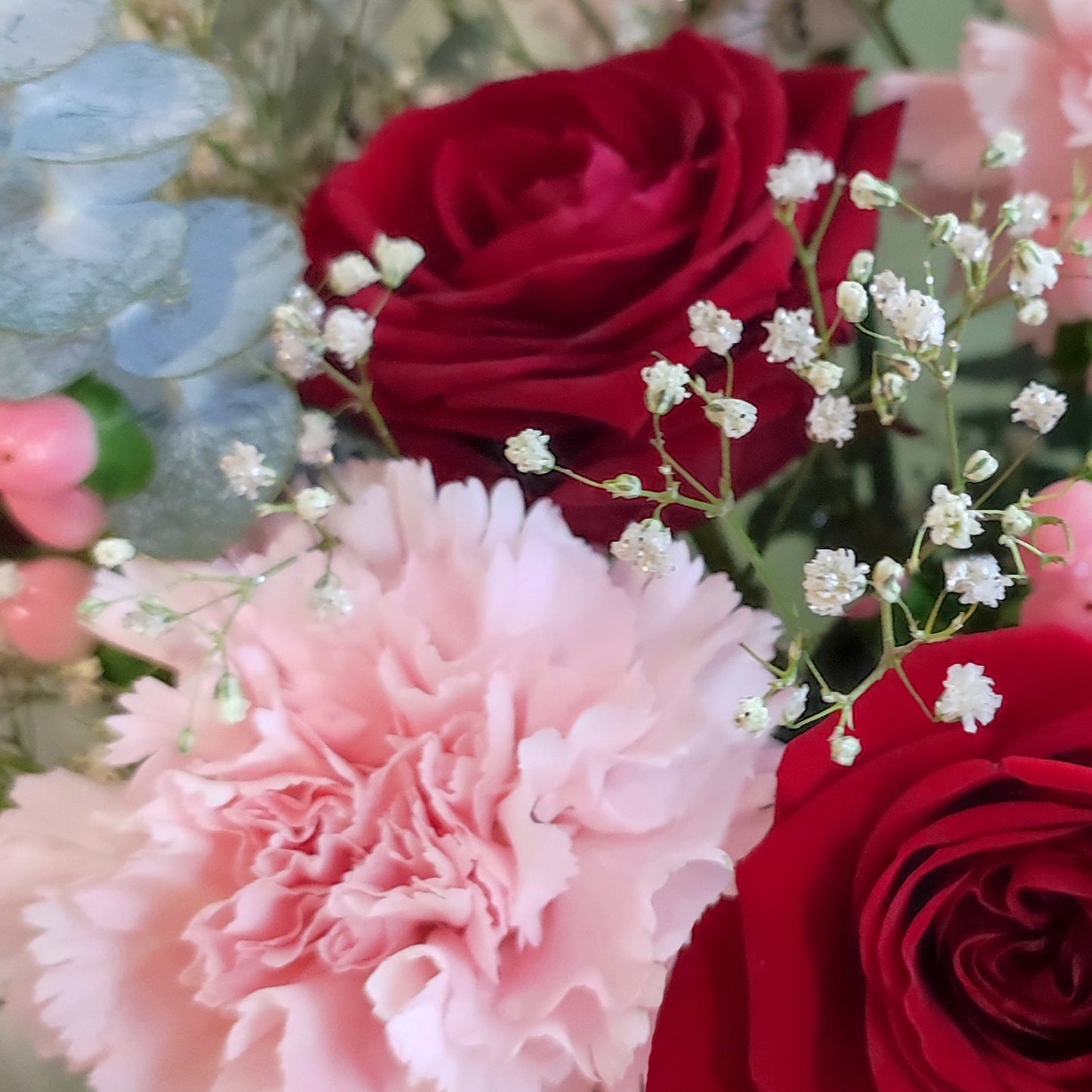 Romanttinen ja näyttävä kimppu – punaiset ruusut ja vaaleanpunaiset neilikat ❤️🌸