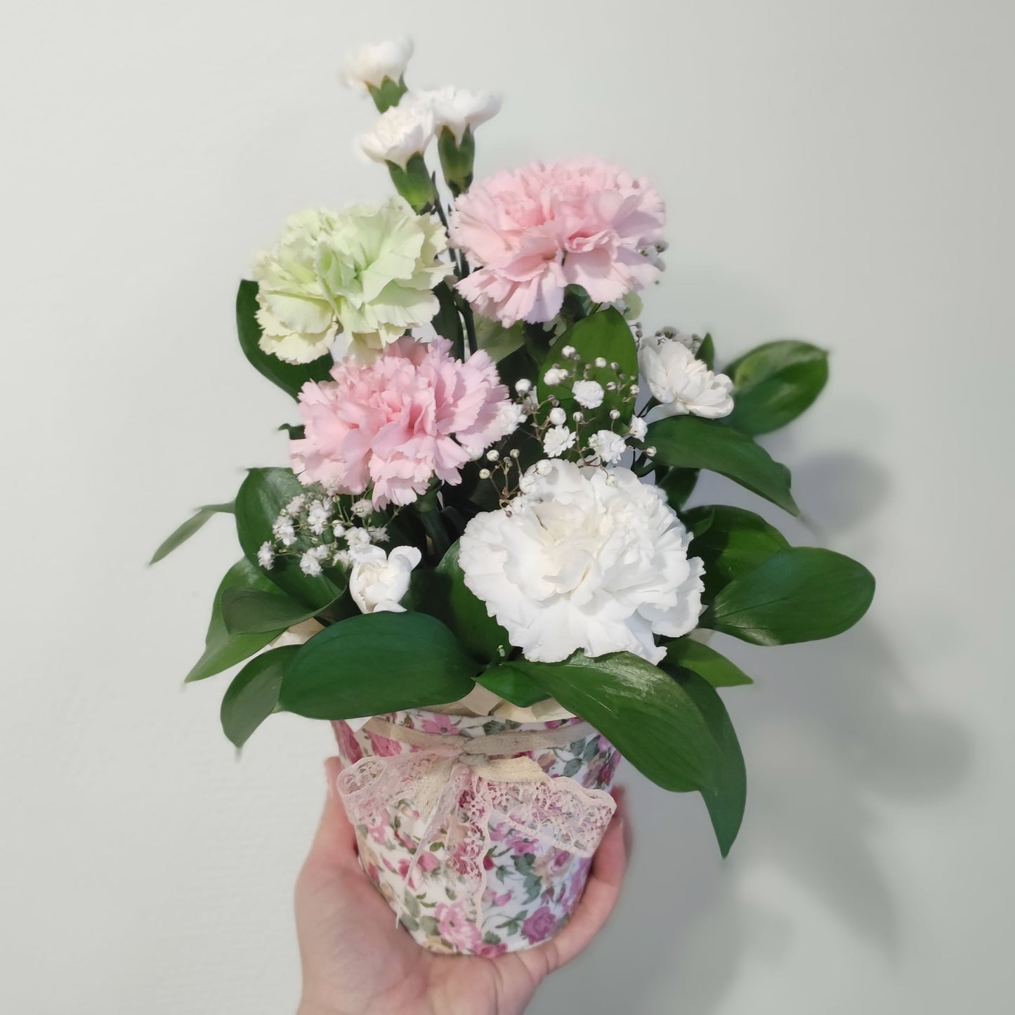 Ihastuttava kukka-asetelma vaaleanpunaisessa ruukussa 🌸💕