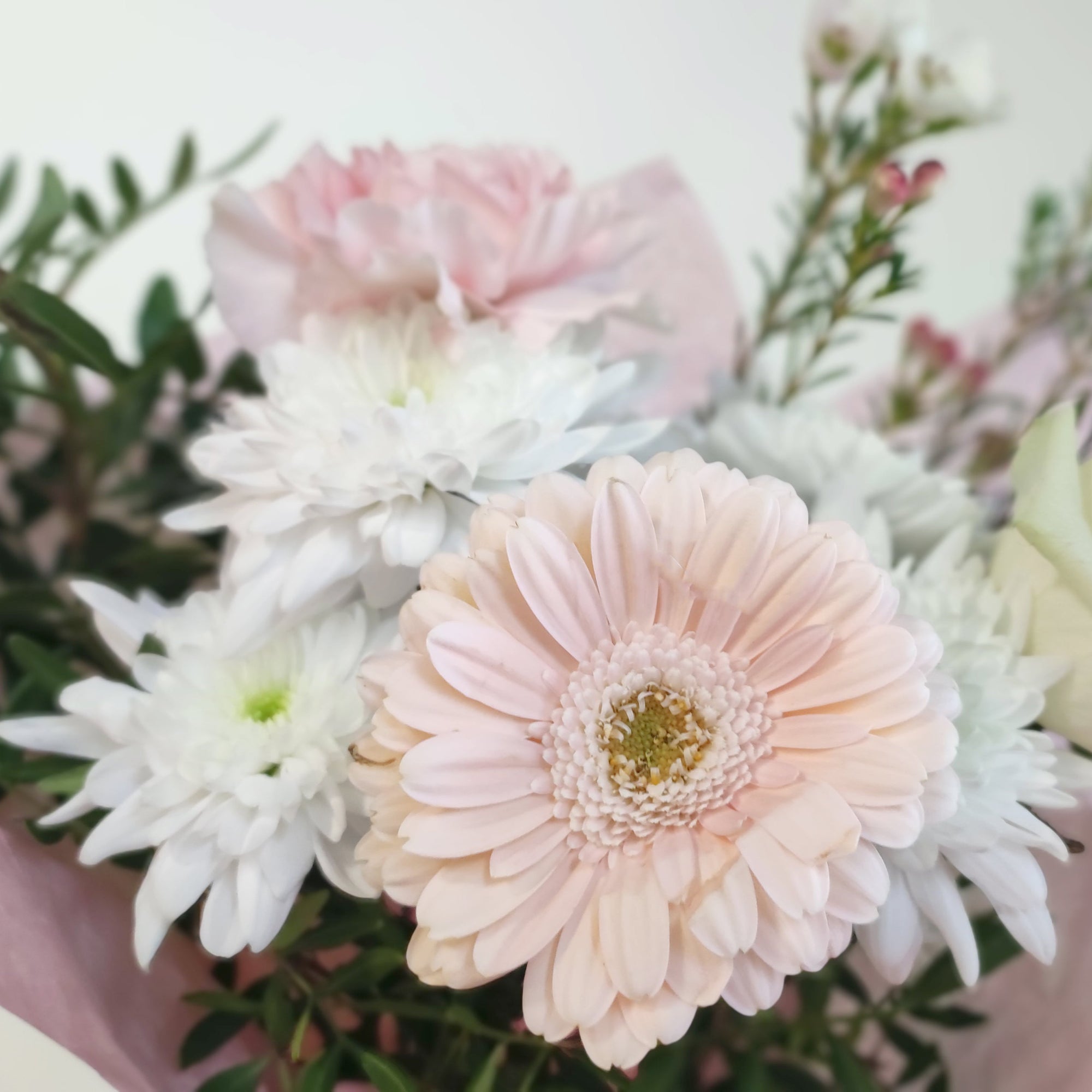 Herkän kaunis pastellikimppu | Gerbera, ruusu ja krysanteemi