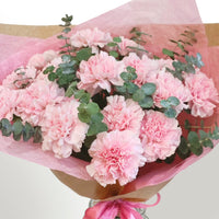 🌸 Vaaleanpunaiset neilikat ja eukalyptus – herkkä ja tyylikäs kukkakimppu 🌿