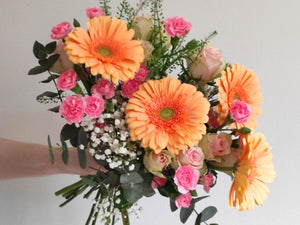 Sädehtivä ja elegantti kimppu oransseista gerberoista, vaaleanpunaisista neilikoista ja ruusuista 🌿🌸🧡💗
