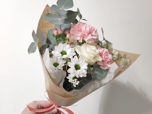 Suloinen ja herkkä kukkakimppu | Neilikat, valkoinen ruusu, krysanteemi ja vihreys