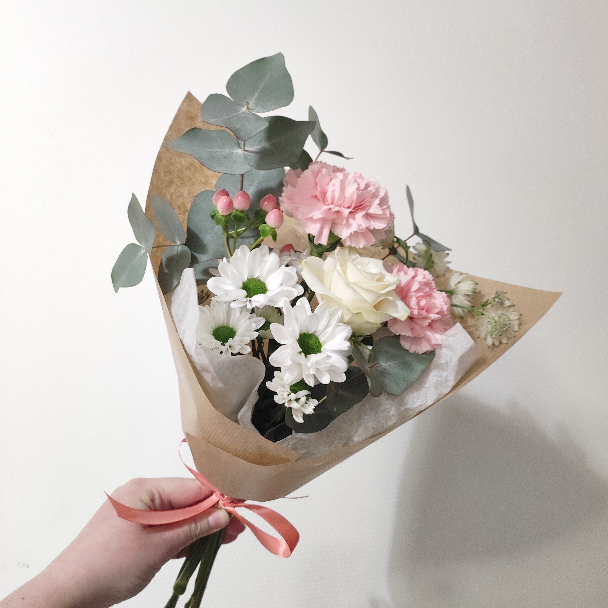 Delicate and elegant – pink roses and eucalyptus 🌸💚