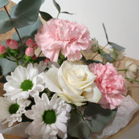 Delicate and elegant – pink roses and eucalyptus 🌸💚