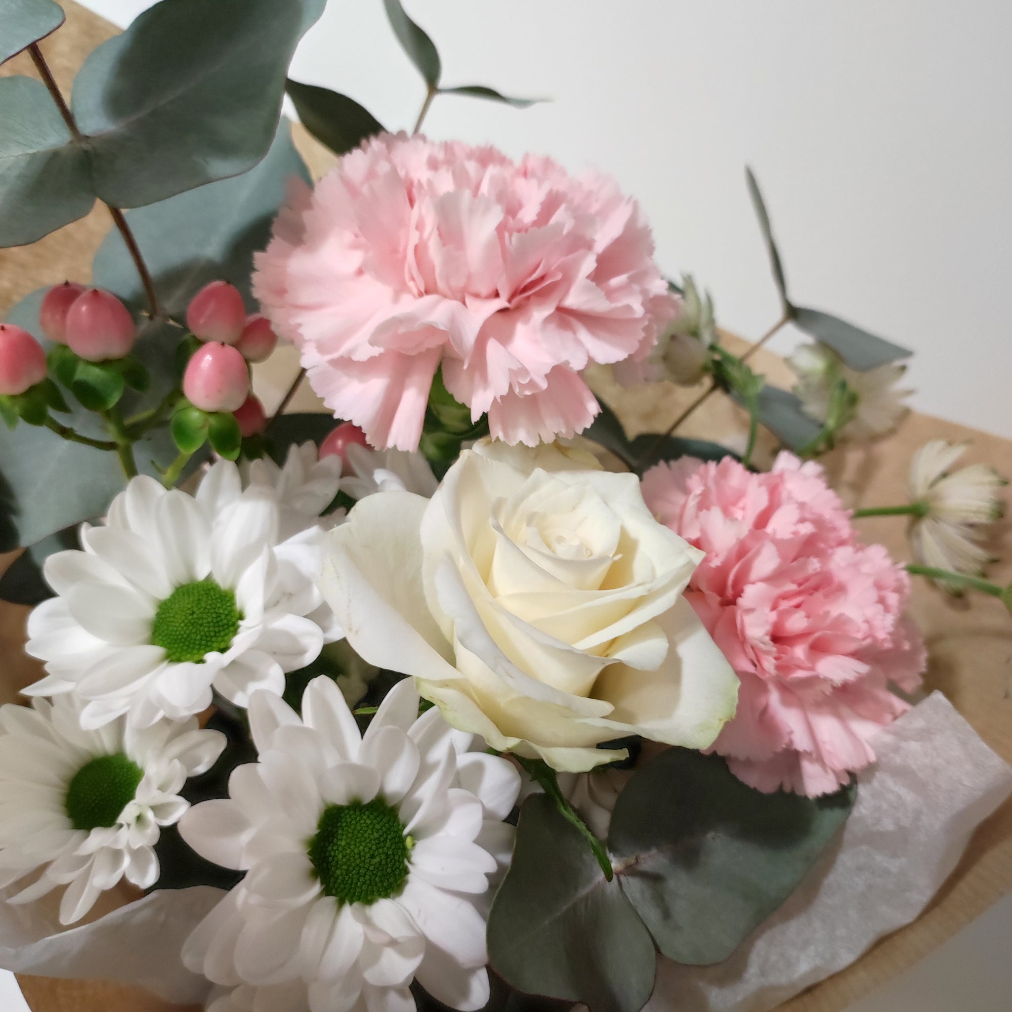 Delicate and elegant – pink roses and eucalyptus 🌸💚