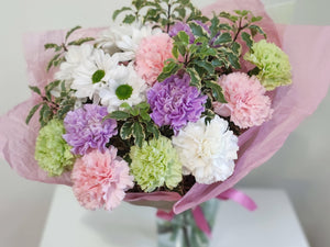 Hempeä ja värikäs neilikkakimppu | Tuoreet kukat Lahdessa, Suomessa