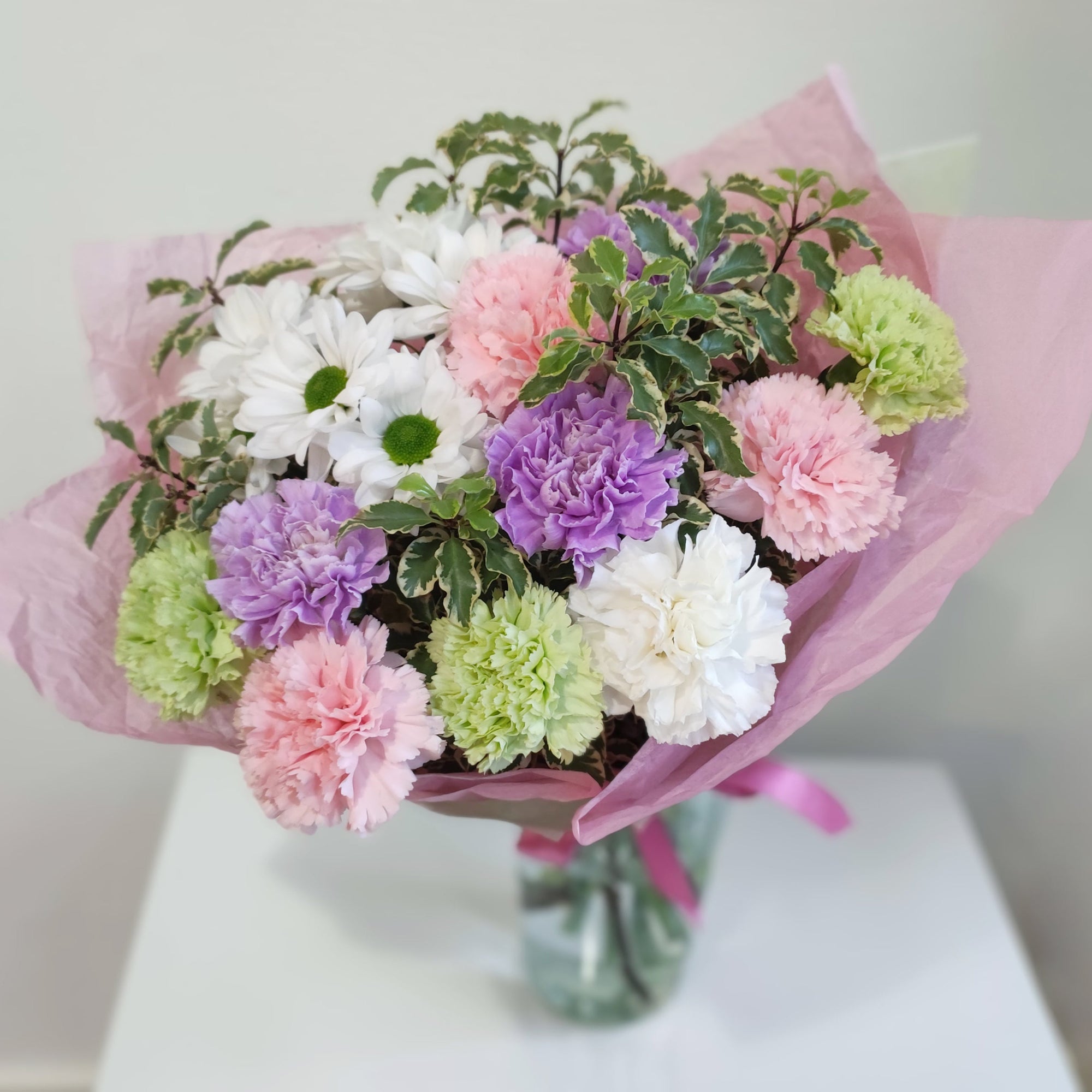 Hempeä ja värikäs neilikkakimppu | Tuoreet kukat Lahdessa, Suomessa