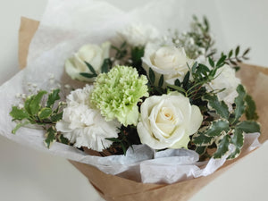 Herkkä ja elegantti kukkakimppu | Valko-vihreä ruusuista, neilikoista ja vihreydestä