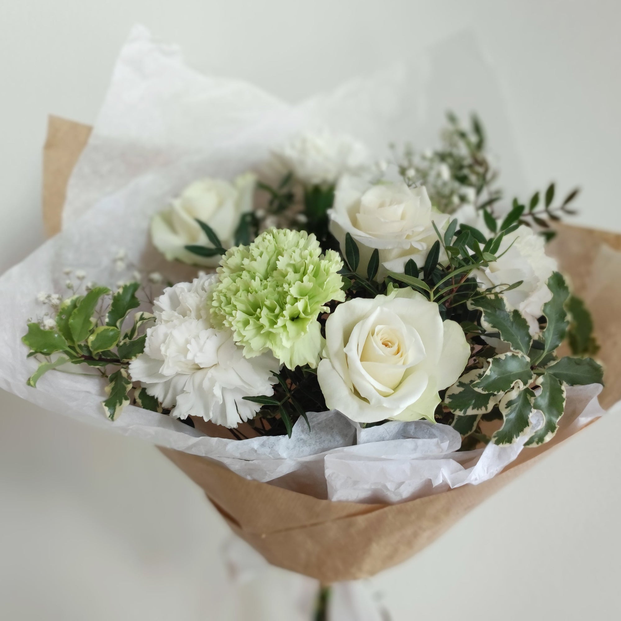 Herkkä ja elegantti kukkakimppu | Valko-vihreä ruusuista, neilikoista ja vihreydestä