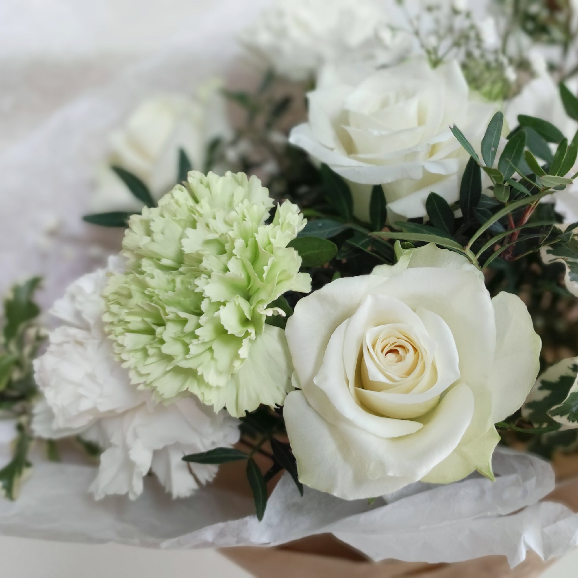 Herkkä ja elegantti kukkakimppu | Valko-vihreä ruusuista, neilikoista ja vihreydestä