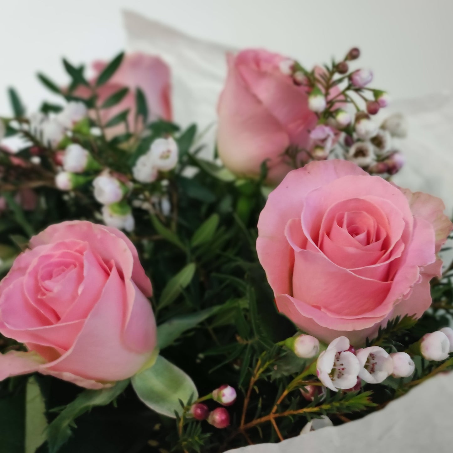 Herkän kaunis ruusukimppu | Vaaleanpunaiset ruusut, waxflower ja vihreys 🌸💚✨