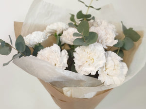 Tyylikäs ja herkkä kimppu | Valkoiset neilikat ja eukalyptus – Lahdessa, Suomessa