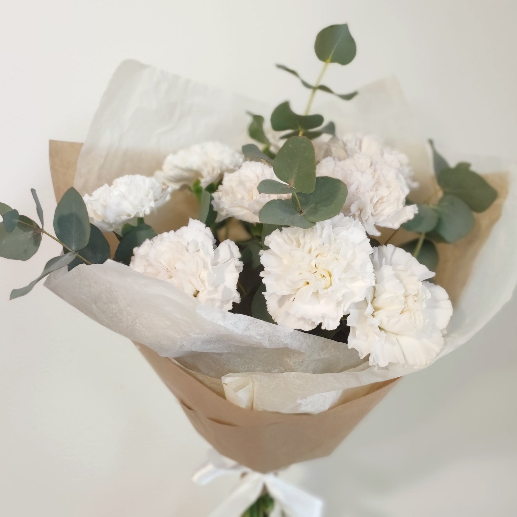 Tyylikäs ja herkkä kimppu | Valkoiset neilikat ja eukalyptus – Lahdessa, Suomessa