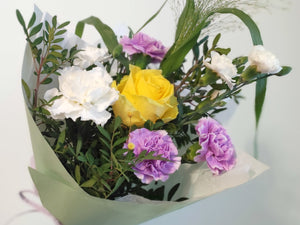 ✨ Kevyt kevätkimppu keltaisella ruusulla ja liiloilla neilikoilla ✨