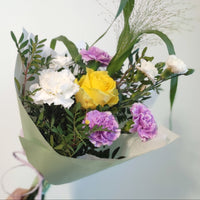 ✨ Kevyt kevätkimppu keltaisella ruusulla ja liiloilla neilikoilla ✨