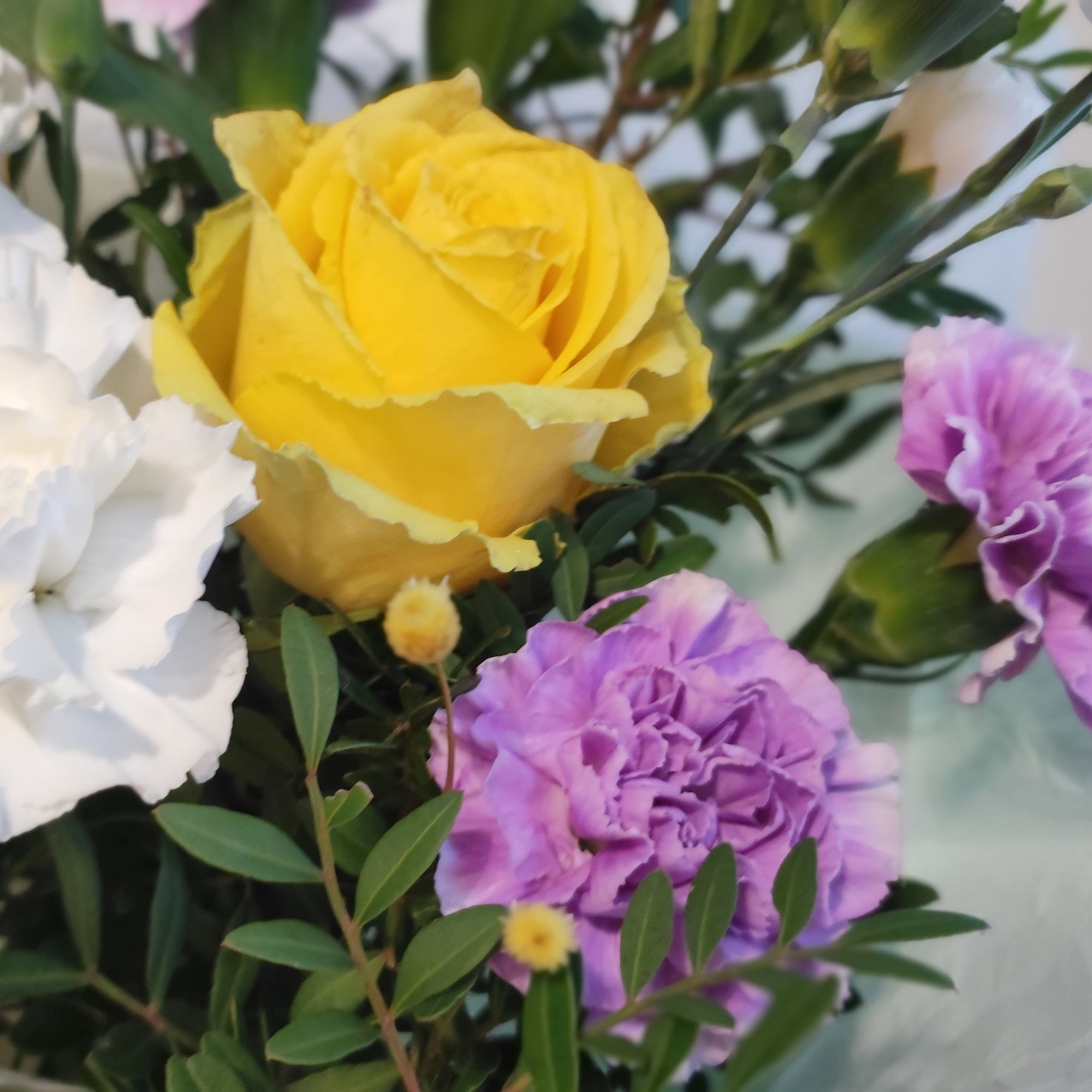 ✨ Kevyt kevätkimppu keltaisella ruusulla ja liiloilla neilikoilla ✨