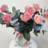 Delicate and elegant – pink roses and eucalyptus 🌸💚