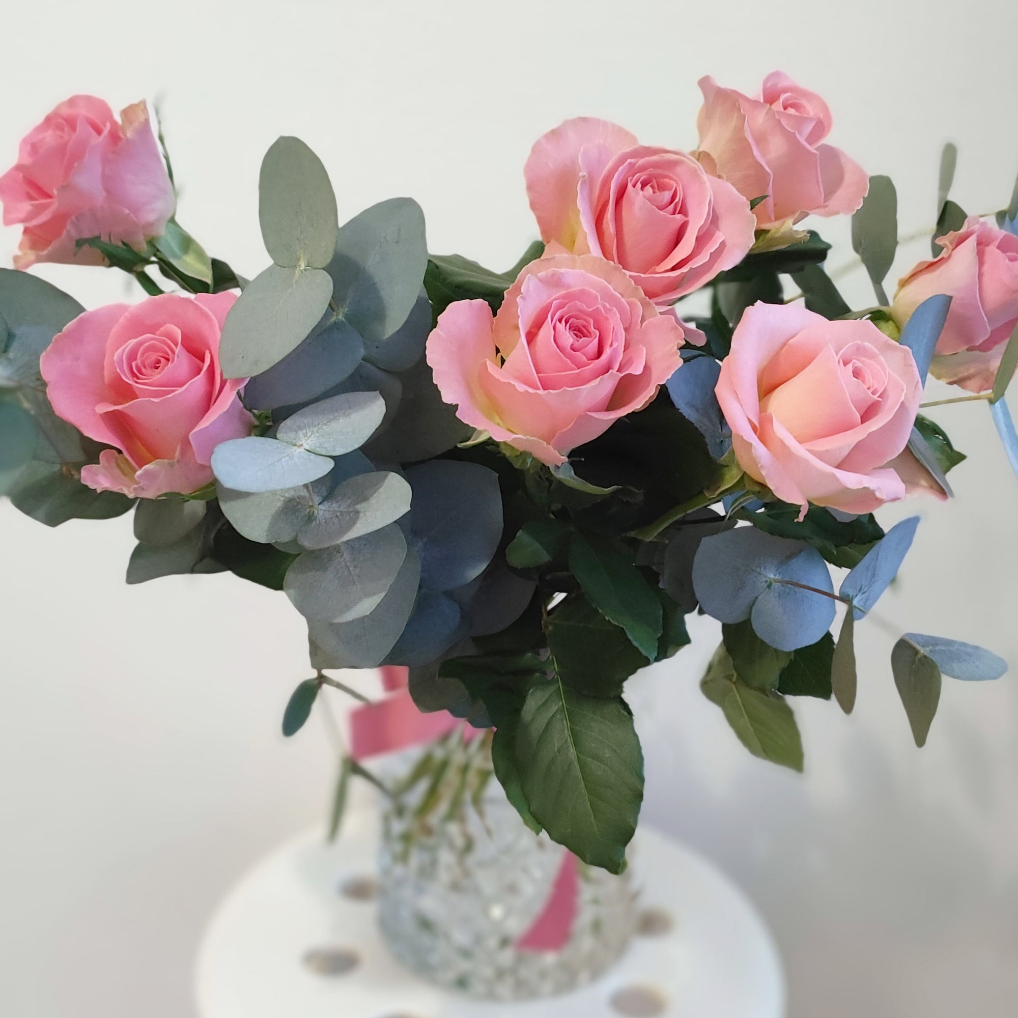 Delicate and elegant – pink roses and eucalyptus 🌸💚