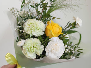 Iloinen ja raikas kukkakimppu auringon sävyissä ☀️💛🌿