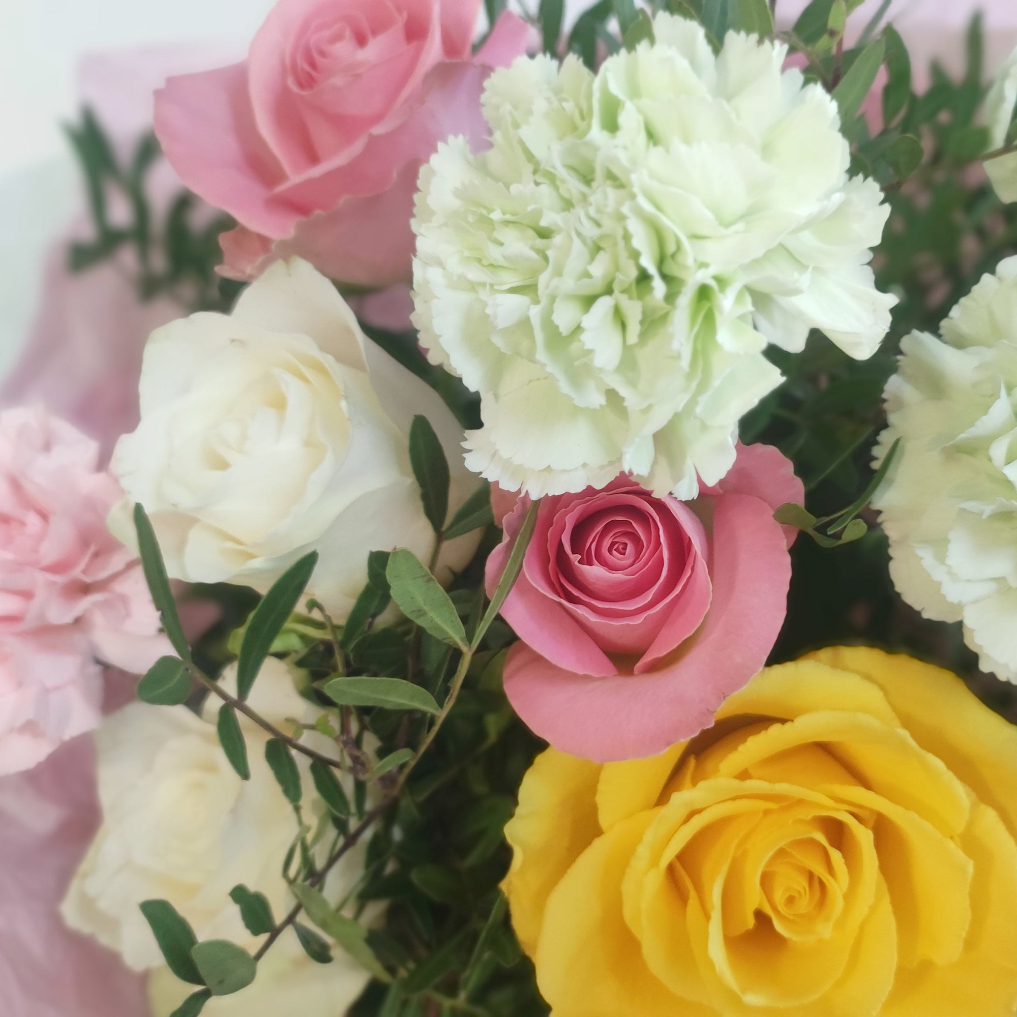 A cheerful and sparkling bouquet of roses | Pink and yellow roses