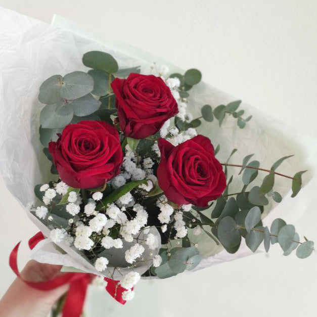 Klassinen rakkauden kimppu | Punaiset ruusut, eukalyptus ja gypsophila ❤️🌿