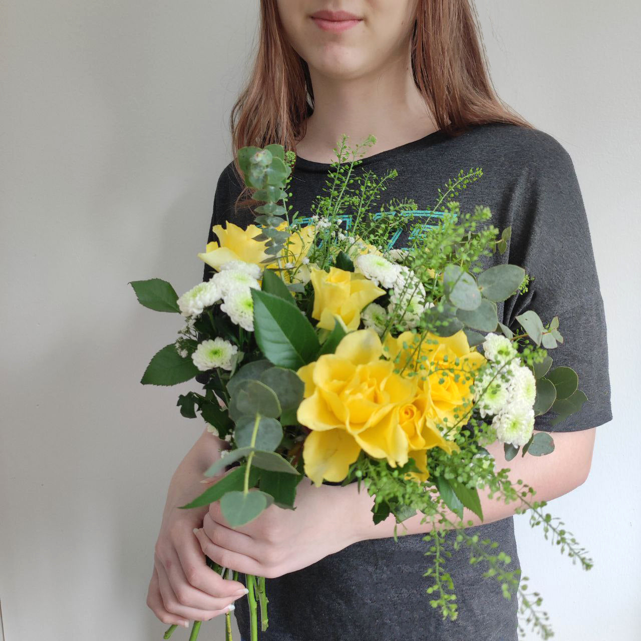 💛 Keltaiset ruusut ja kauden vihreys – iloinen ja tyylikäs kukkakimppu 🌿
