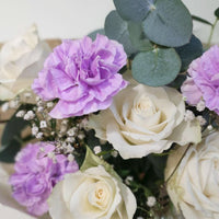 Herkkyyttä ja eleganssia – kukkakimppu valkoisista ruusuista, liiloista neilikoista ja eukalyptuksesta